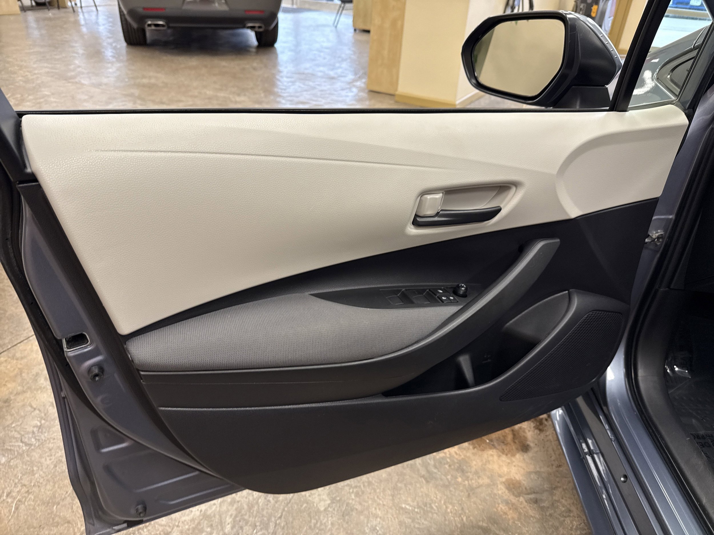 Used 2022 Toyota Corolla LE FWD image 34