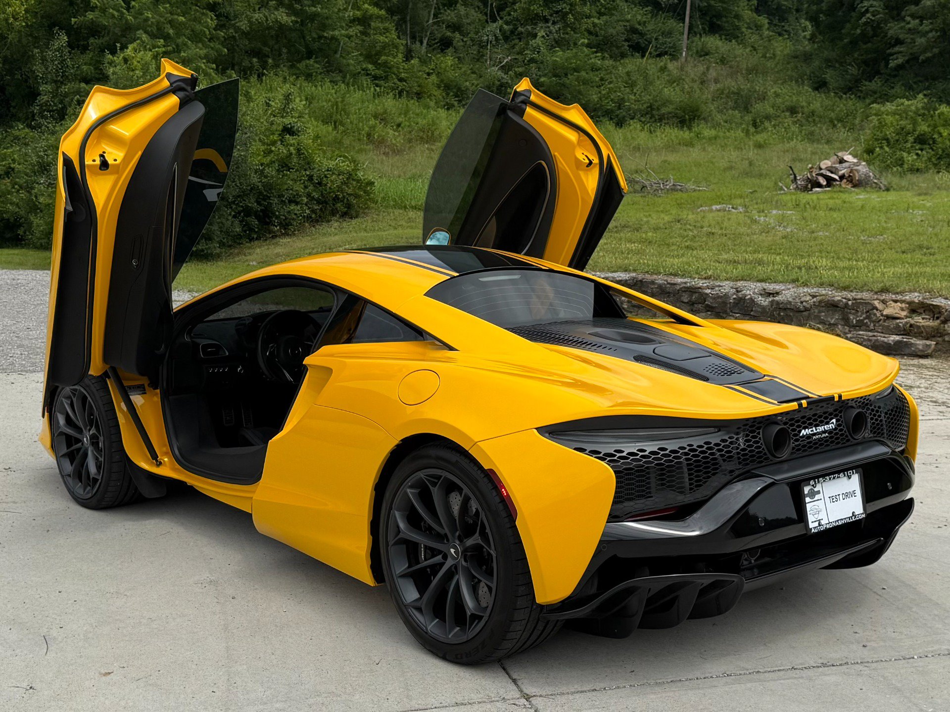 Used 2024 McLaren Artura RWD image 4