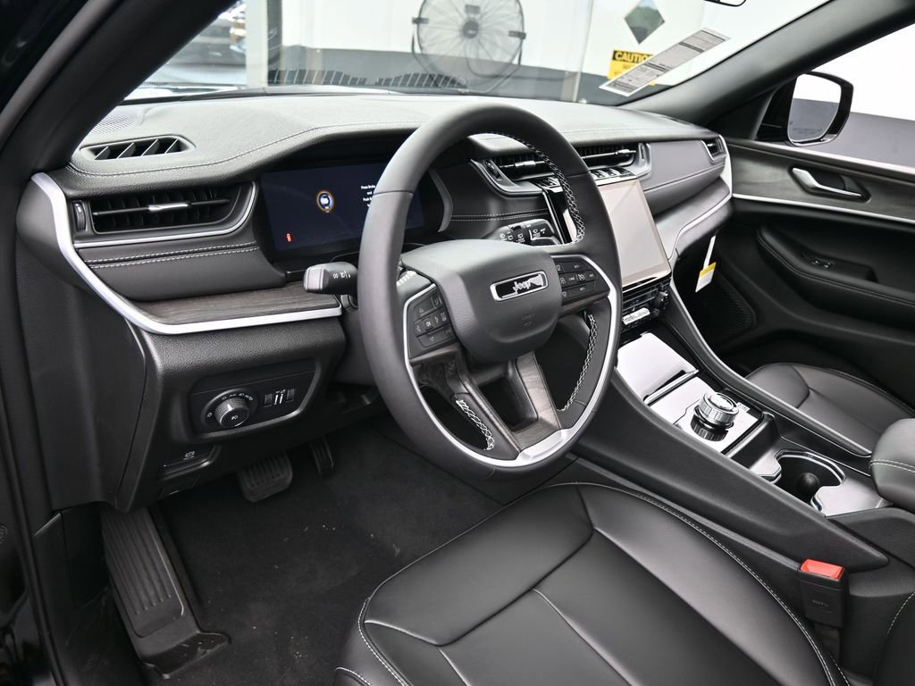 Used 2025 Jeep Grand Cherokee L Limited image 10
