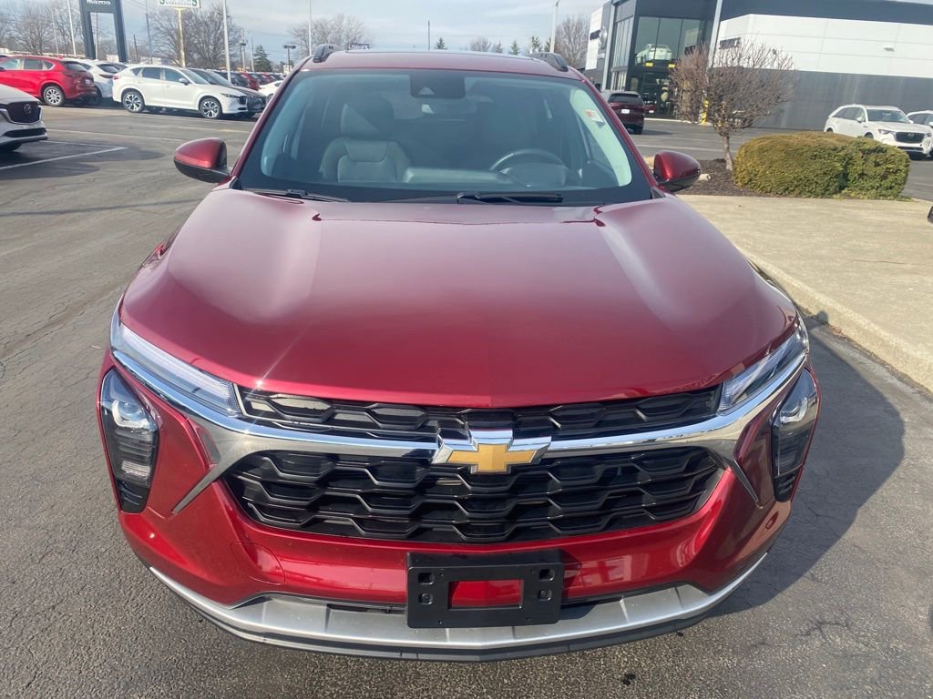 Used 2024 Chevrolet Trax LT w/ Sunroof Package image 3