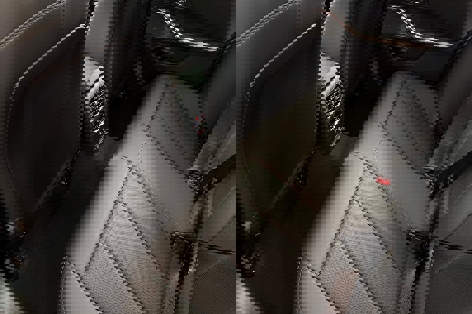 Used 2025 BMW 330i Sedan w/ Premium Package image 4