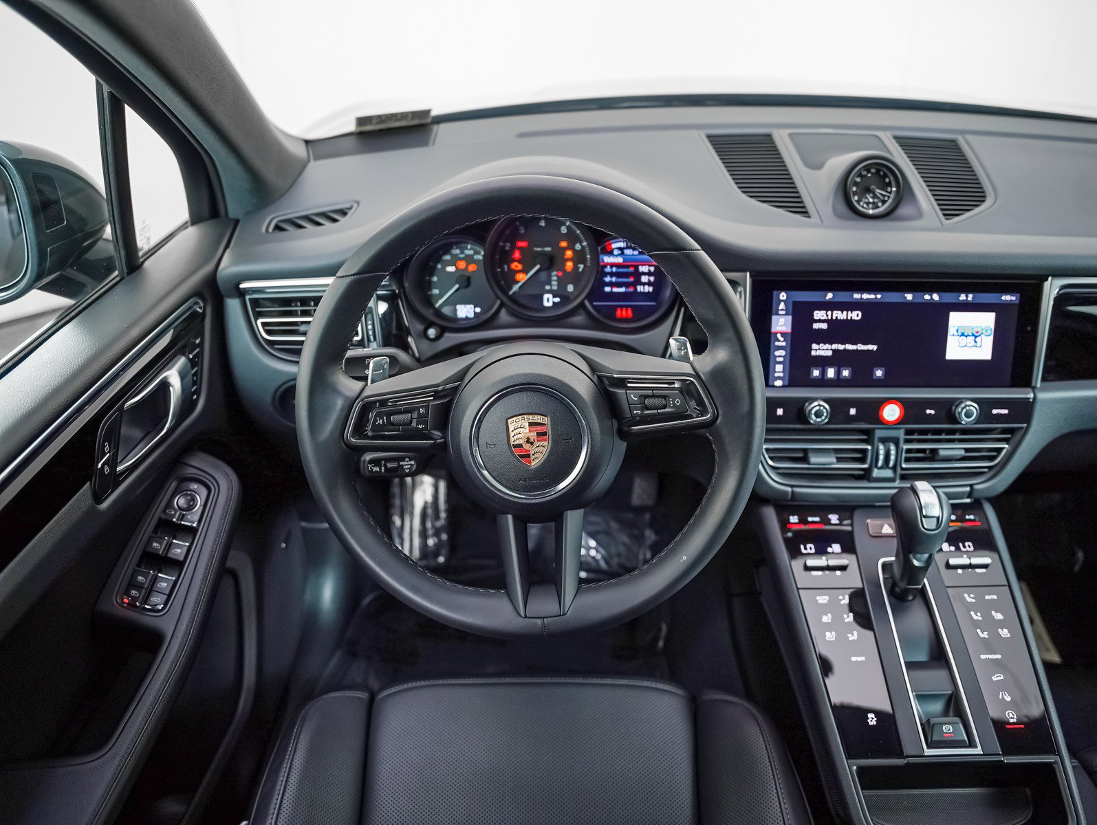 Certified 2025 Porsche Macan AWD/4WD image 16