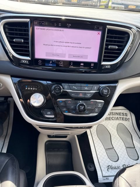 Used 2023 Chrysler Pacifica Touring-L FWD image 15