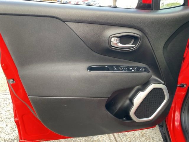 Used 2018 Jeep Renegade Latitude image 17