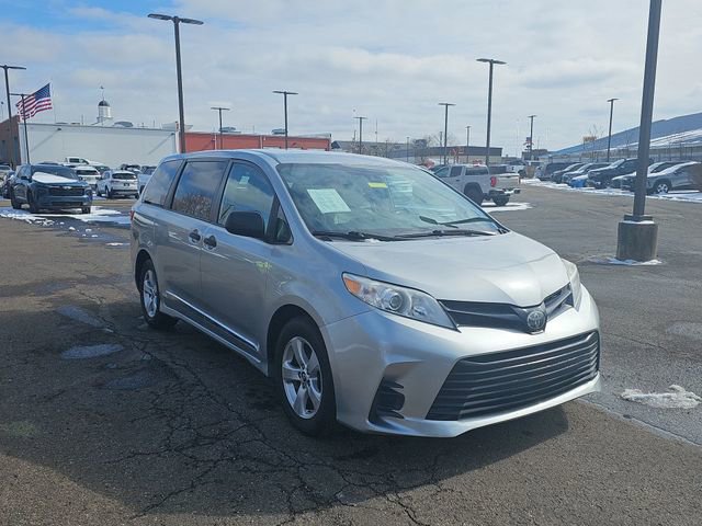Used 2020 Toyota Sienna L image 10