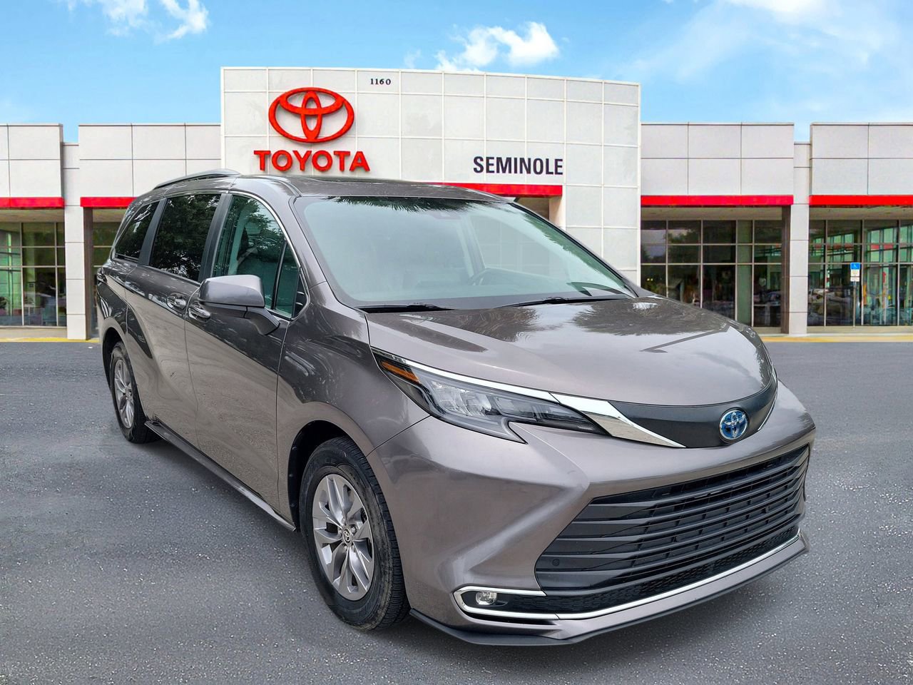 Used 2024 Toyota Sienna XLE FWD image 2