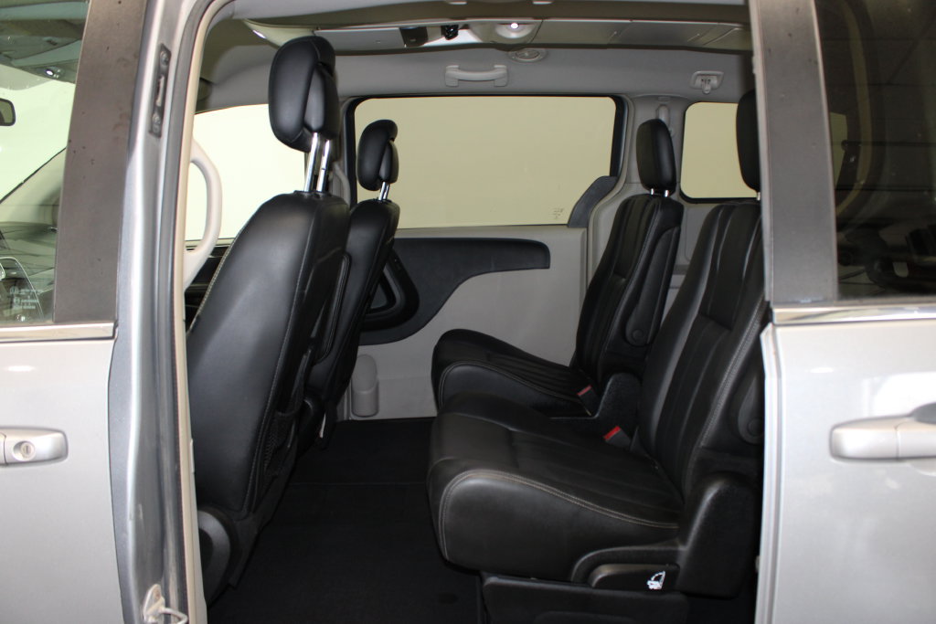 Used 2014 Chrysler Town & Country Touring FWD image 4