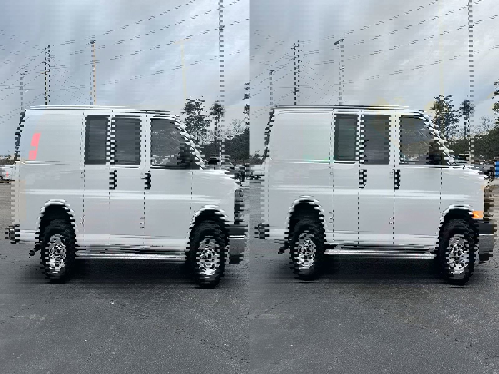 Used 2024 GMC Savana 2500 w/ Driver Convenience Package image 11