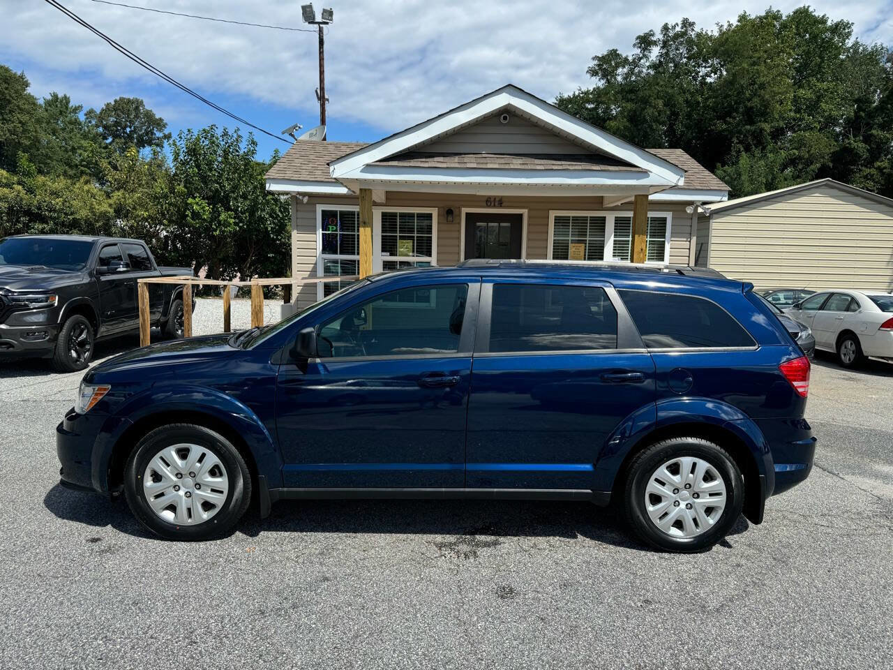 Used 2019 Dodge Journey SE FWD image 3