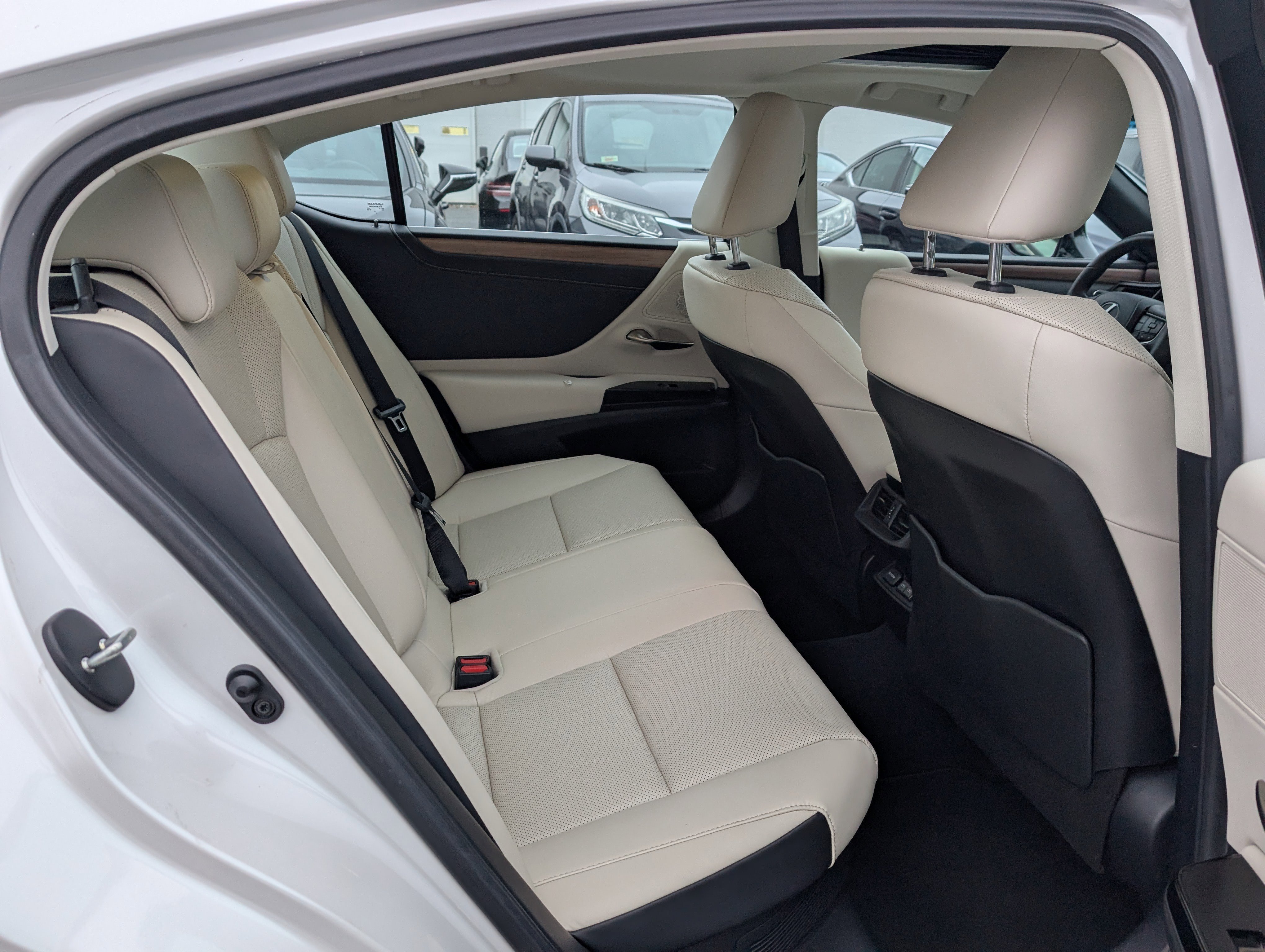 Certified 2025 Lexus ES 300h w/ Premium Package image 12