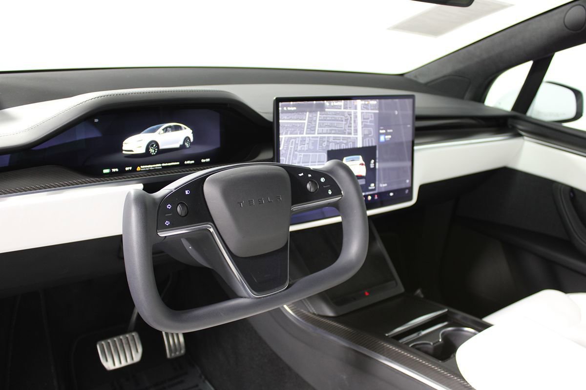Used 2022 Tesla Model X Plaid image 7
