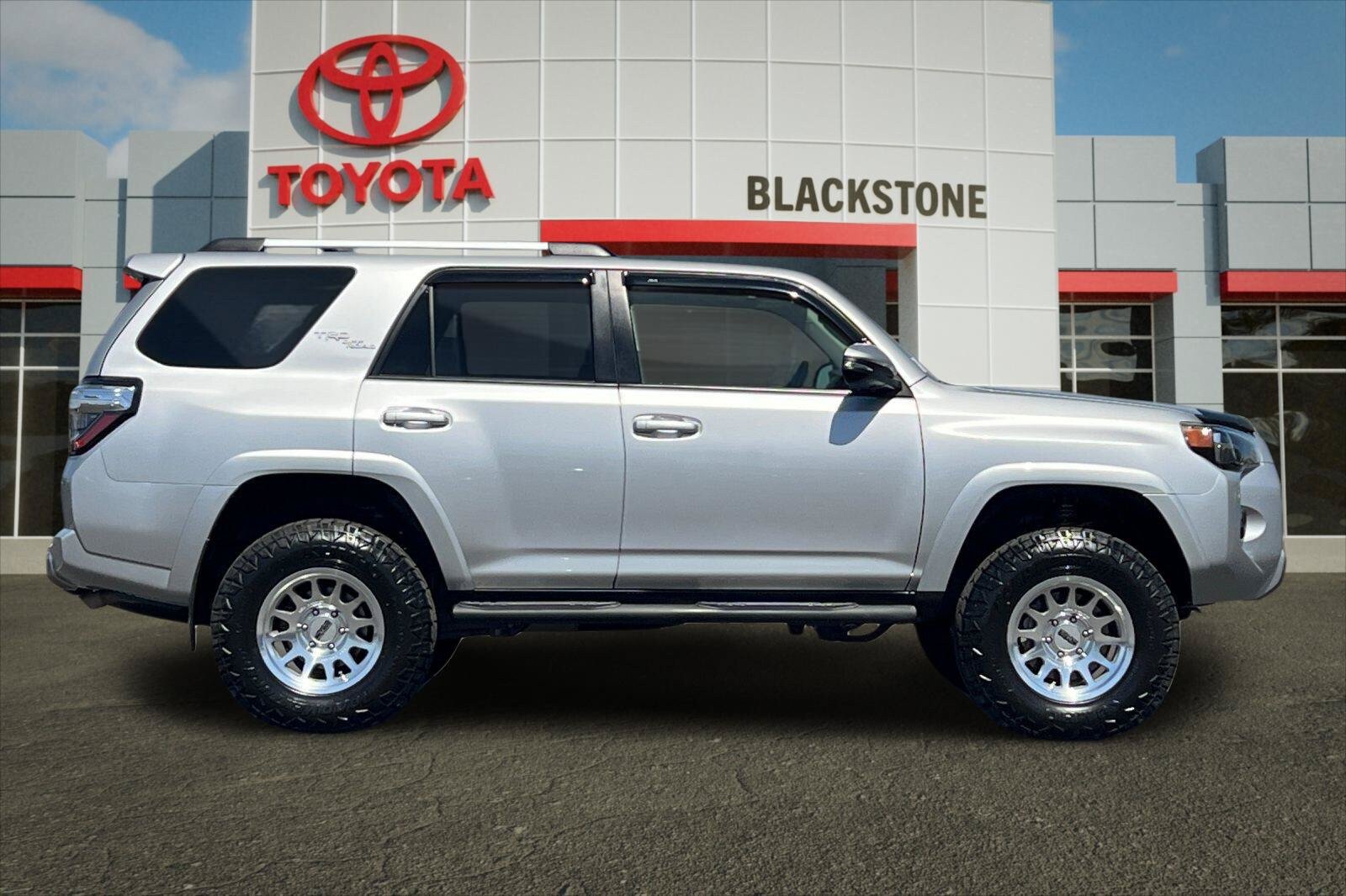 Used 2017 Toyota 4Runner TRD Off-Road Premium AWD/4WD image 2