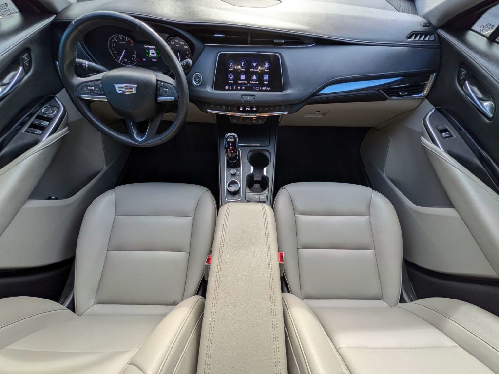 Used 2023 Cadillac XT4 Luxury w/ Cold Weather Package FWD image 18