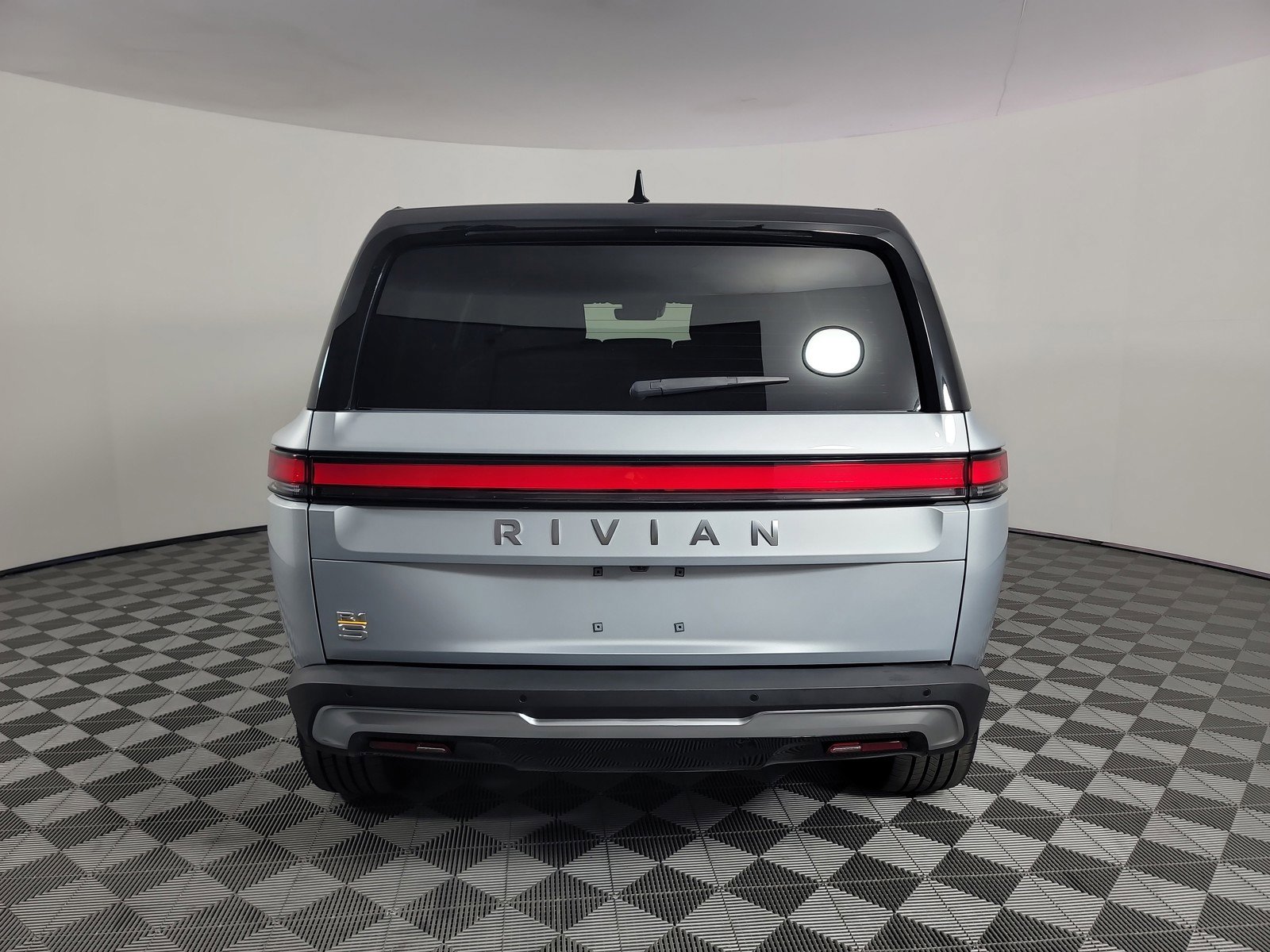 Used 2024 Rivian R1S Adventure AWD/4WD image 4
