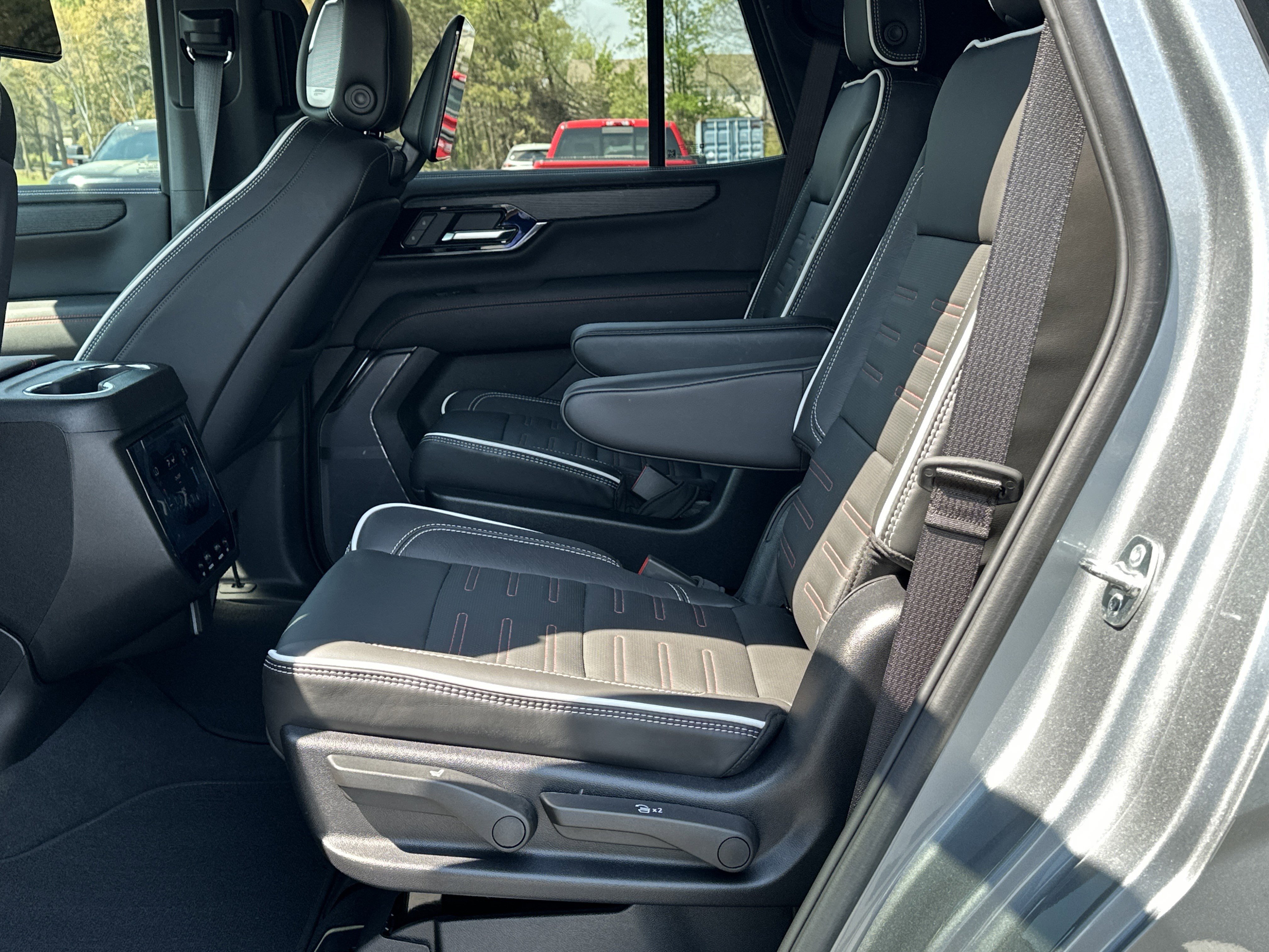 Used 2025 GMC Yukon AT4 Ultimate image 16