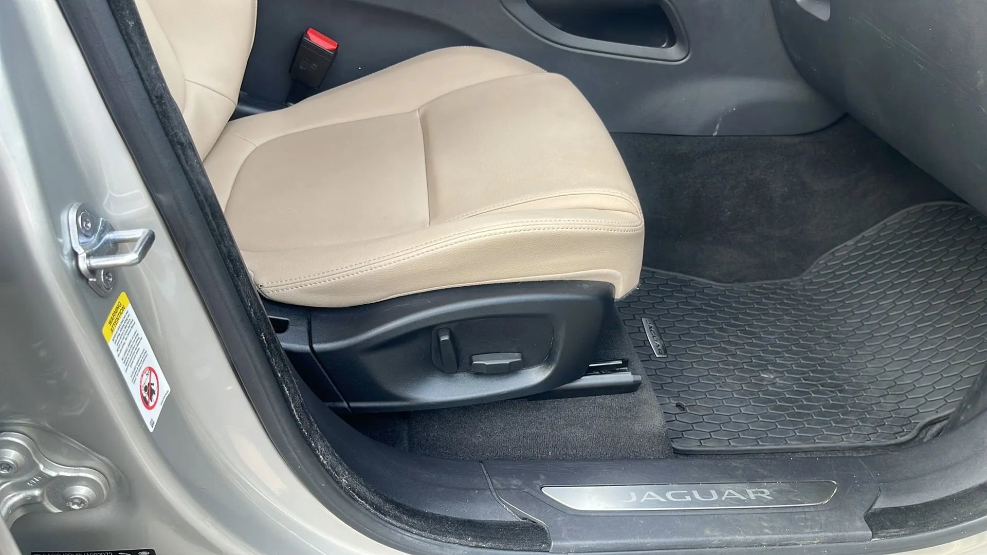 Used 2017 Jaguar F-PACE Premium image 29