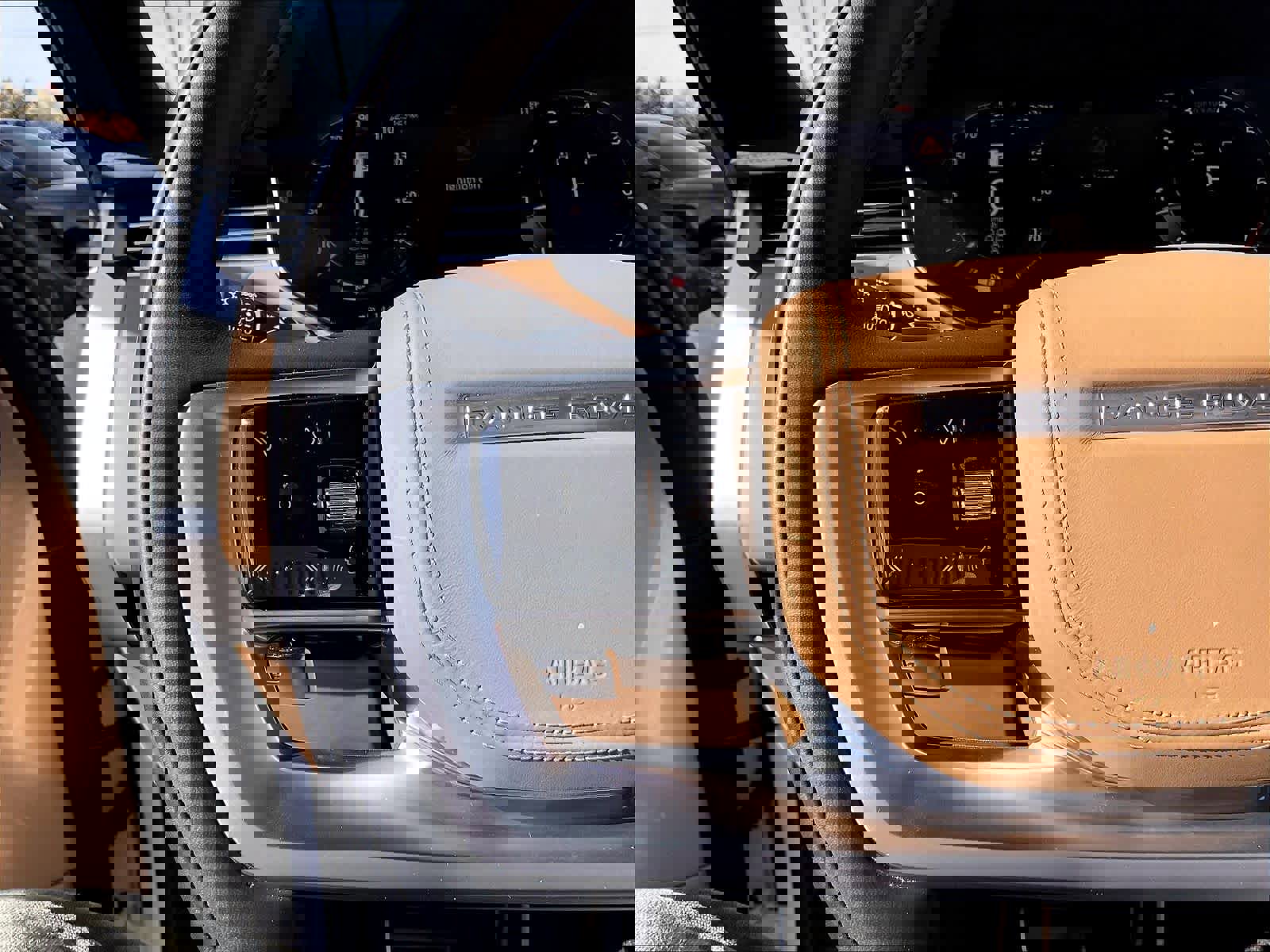 Used 2023 Land Rover Range Rover Long Wheelbase SE image 20