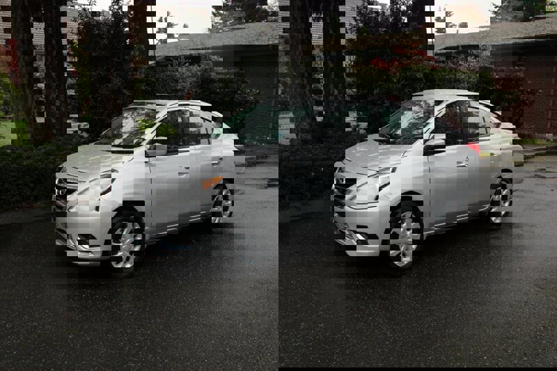 Used 2015 Nissan Versa SV FWD image 1