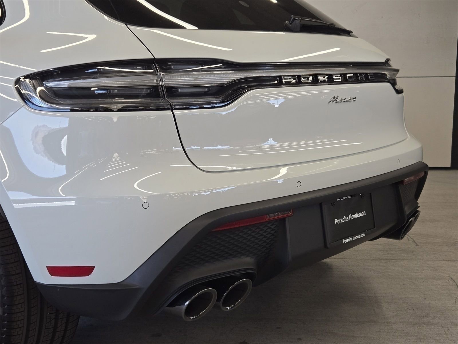 Used 2025 Porsche Macan Base image 8