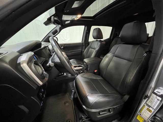 Used 2022 Toyota Tacoma Limited w/ Black Out Package (TMS) AWD/4WD image 12