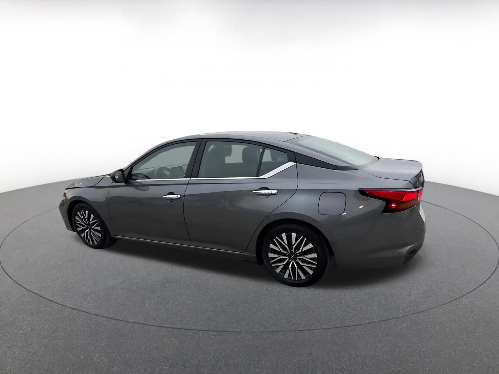 Used 2025 Nissan Altima 2.5 SV image 10