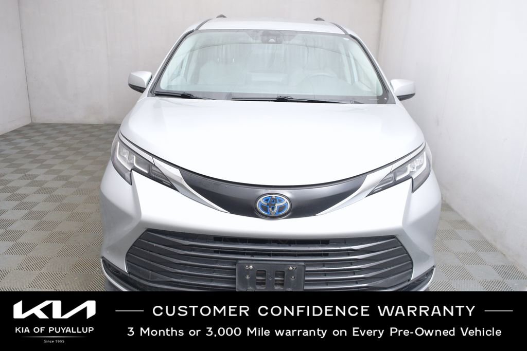 Used 2022 Toyota Sienna LE image 2