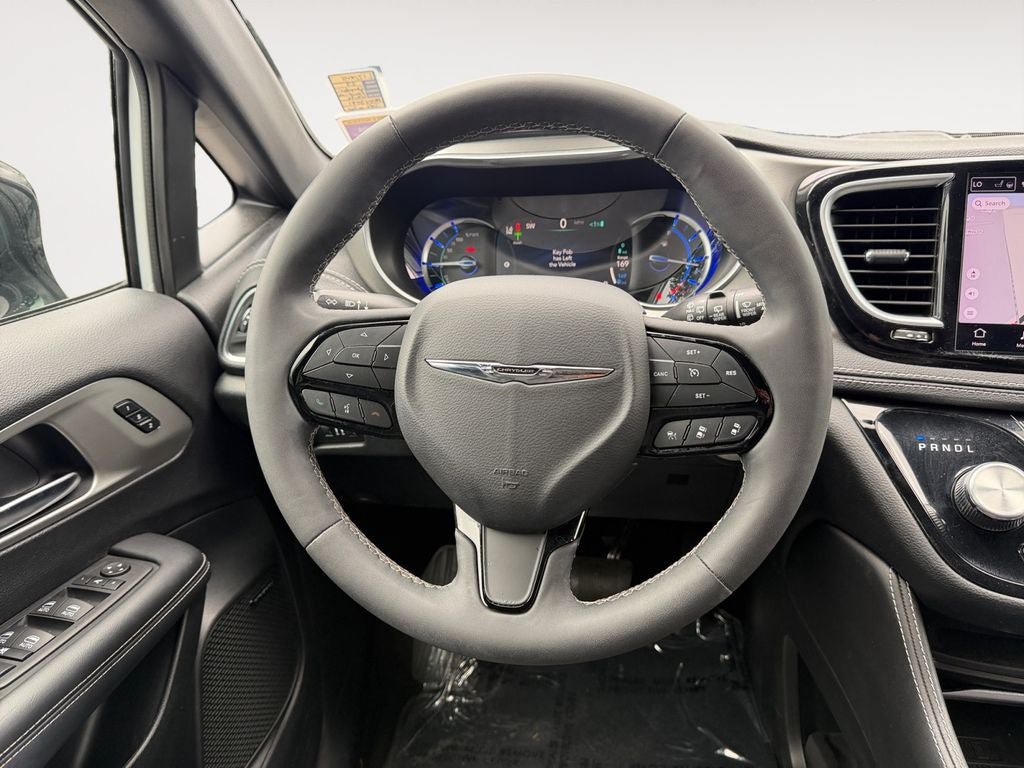 Used 2023 Chrysler Pacifica Limited w/ Uconnect Theater Family Group FWD image 13