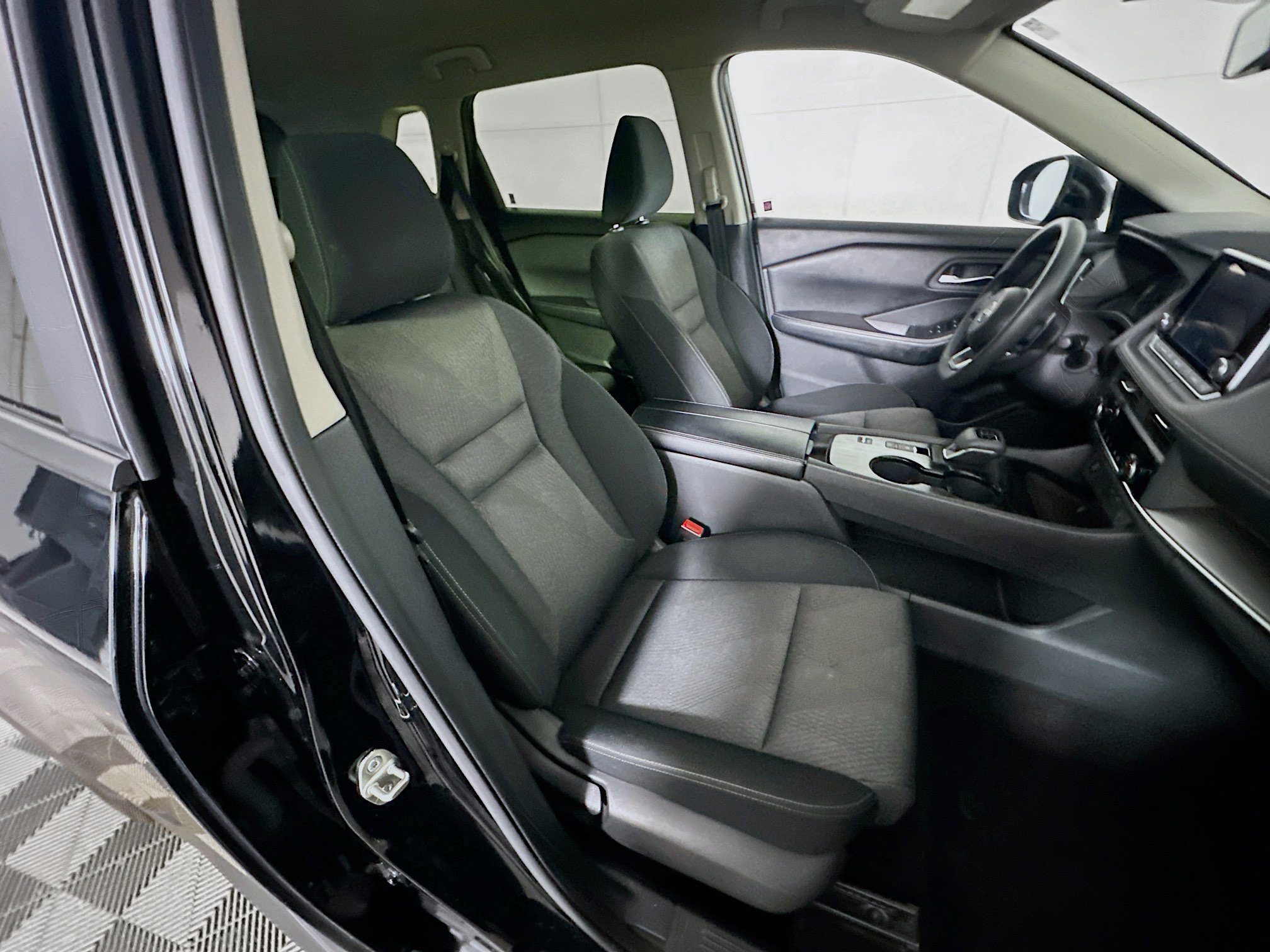 Used 2024 Nissan Rogue SV image 30