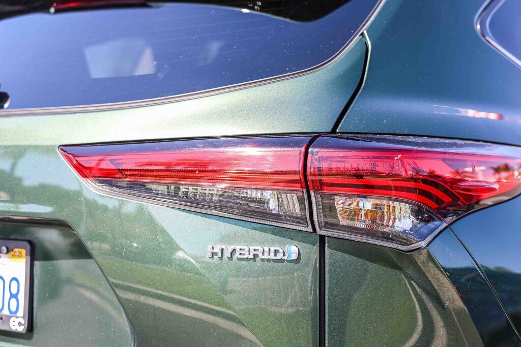 Used 2023 Toyota Highlander LE image 25