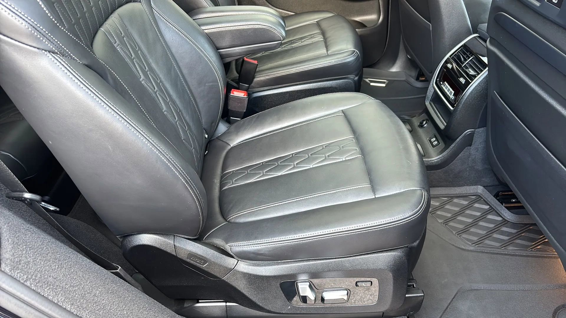 Used 2020 BMW X7 xDrive40i w/ M Sport Package image 28