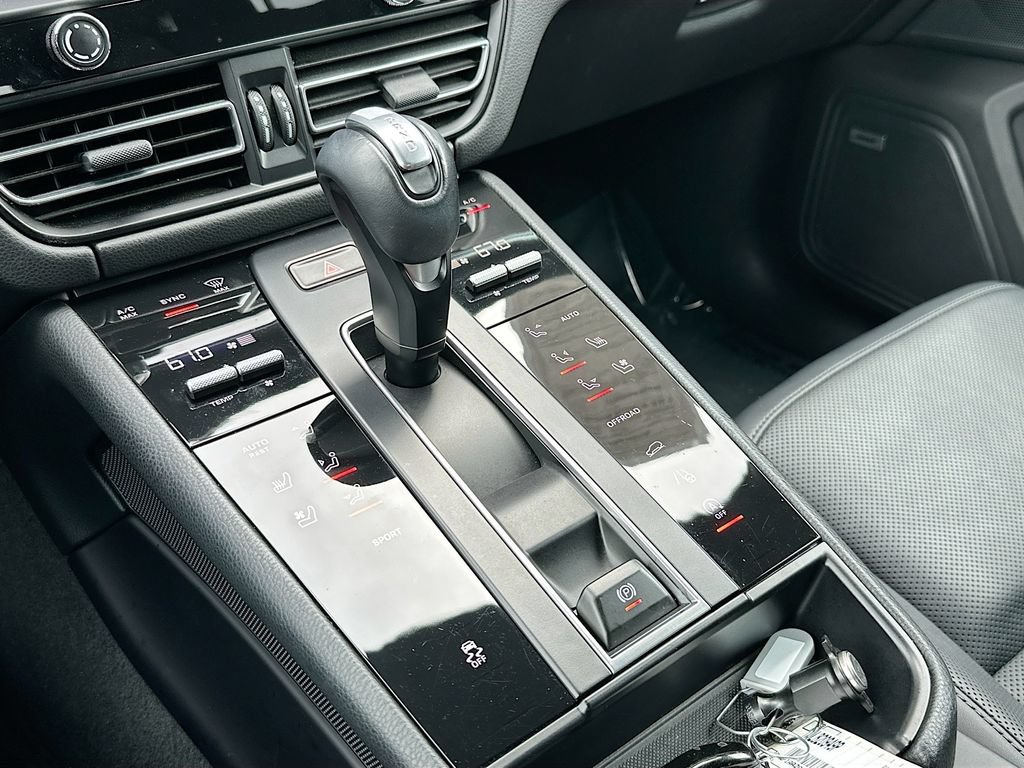 Certified 2023 Porsche Macan Turbo AWD/4WD image 19