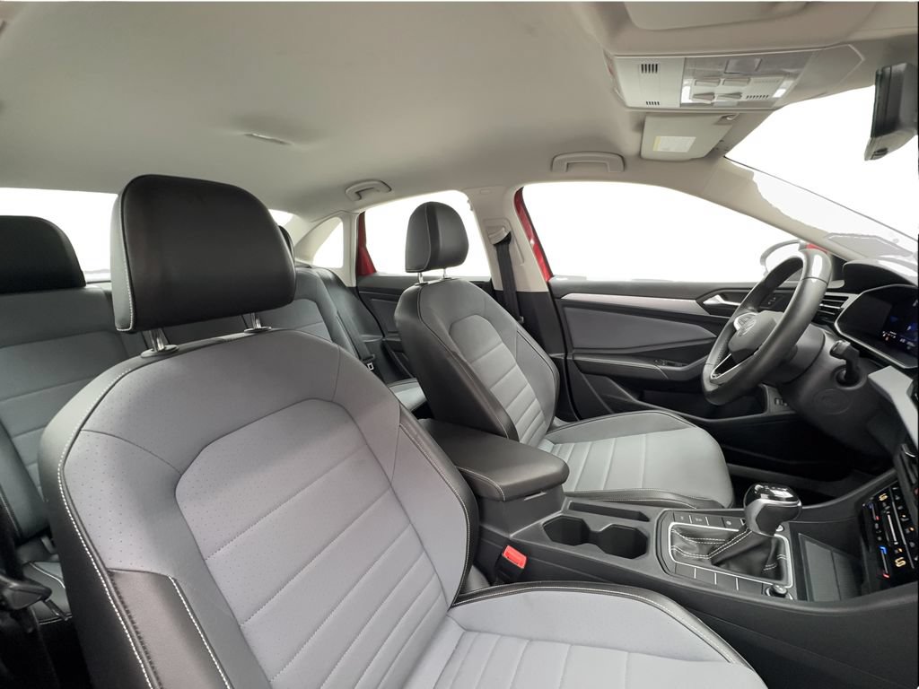 Used 2025 Volkswagen Jetta SE FWD image 27