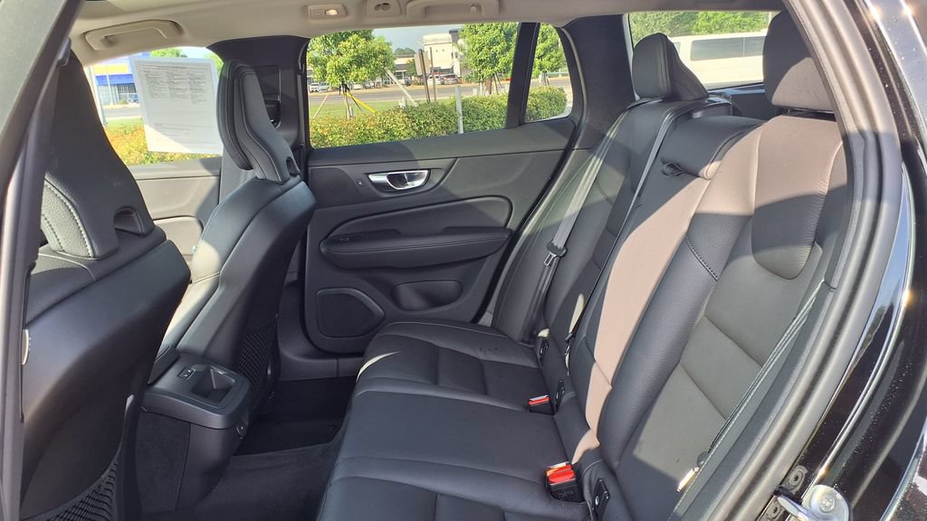 Used 2025 Volvo V60 B5 Cross Country Plus AWD/4WD image 17