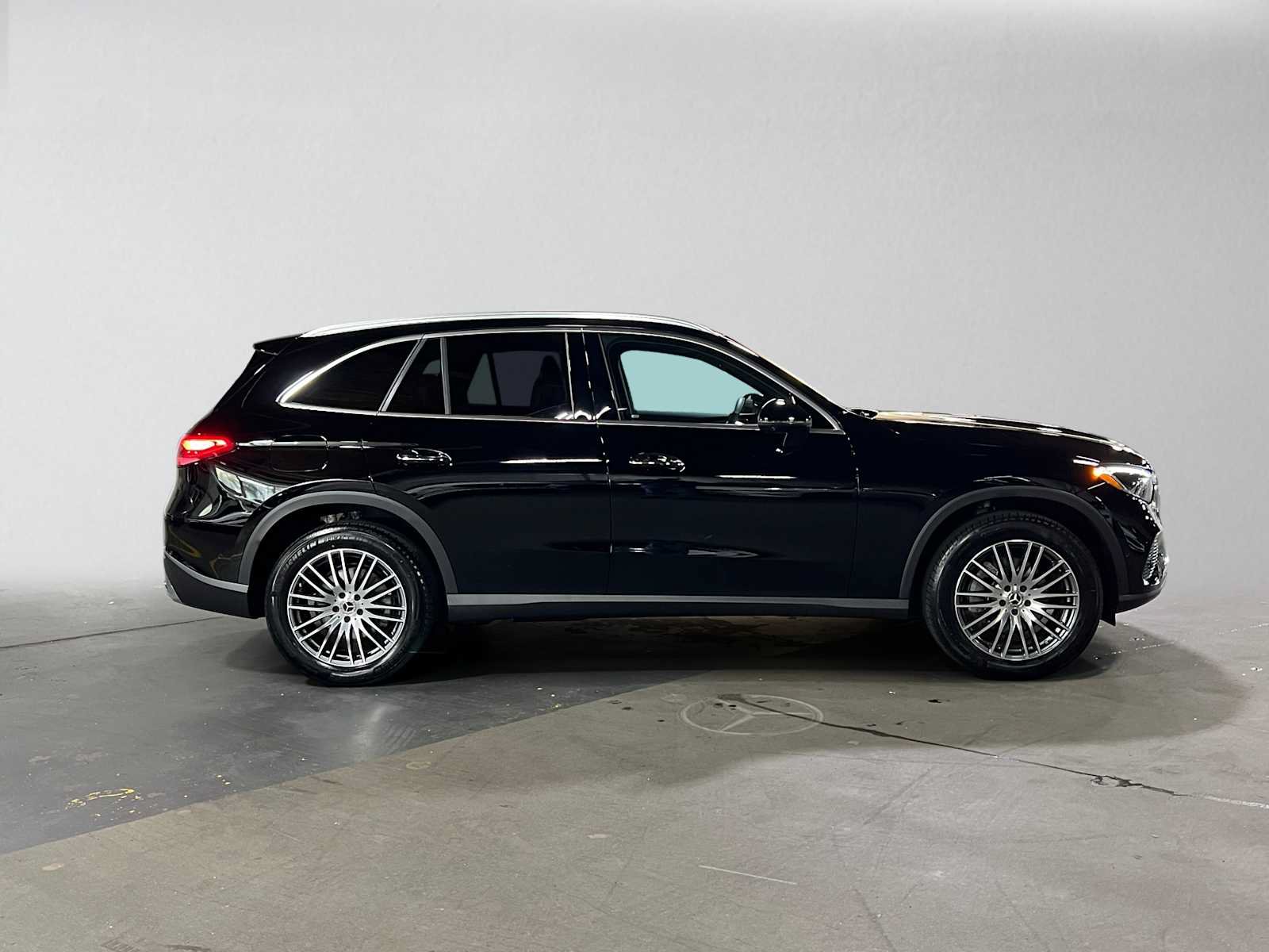 Used 2026 Mercedes-Benz GLC 300 4MATIC image 2