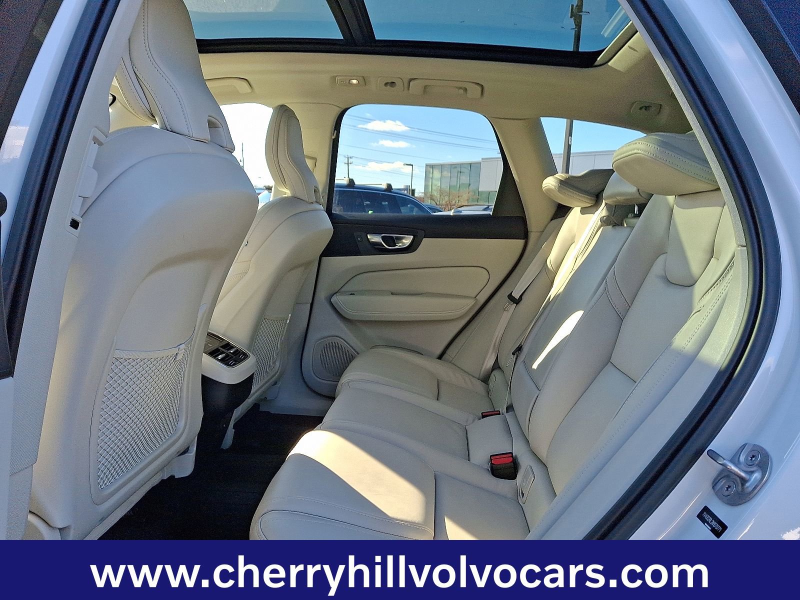 Certified 2022 Volvo XC60 B6 Inscription w/ Advanced Package image 11