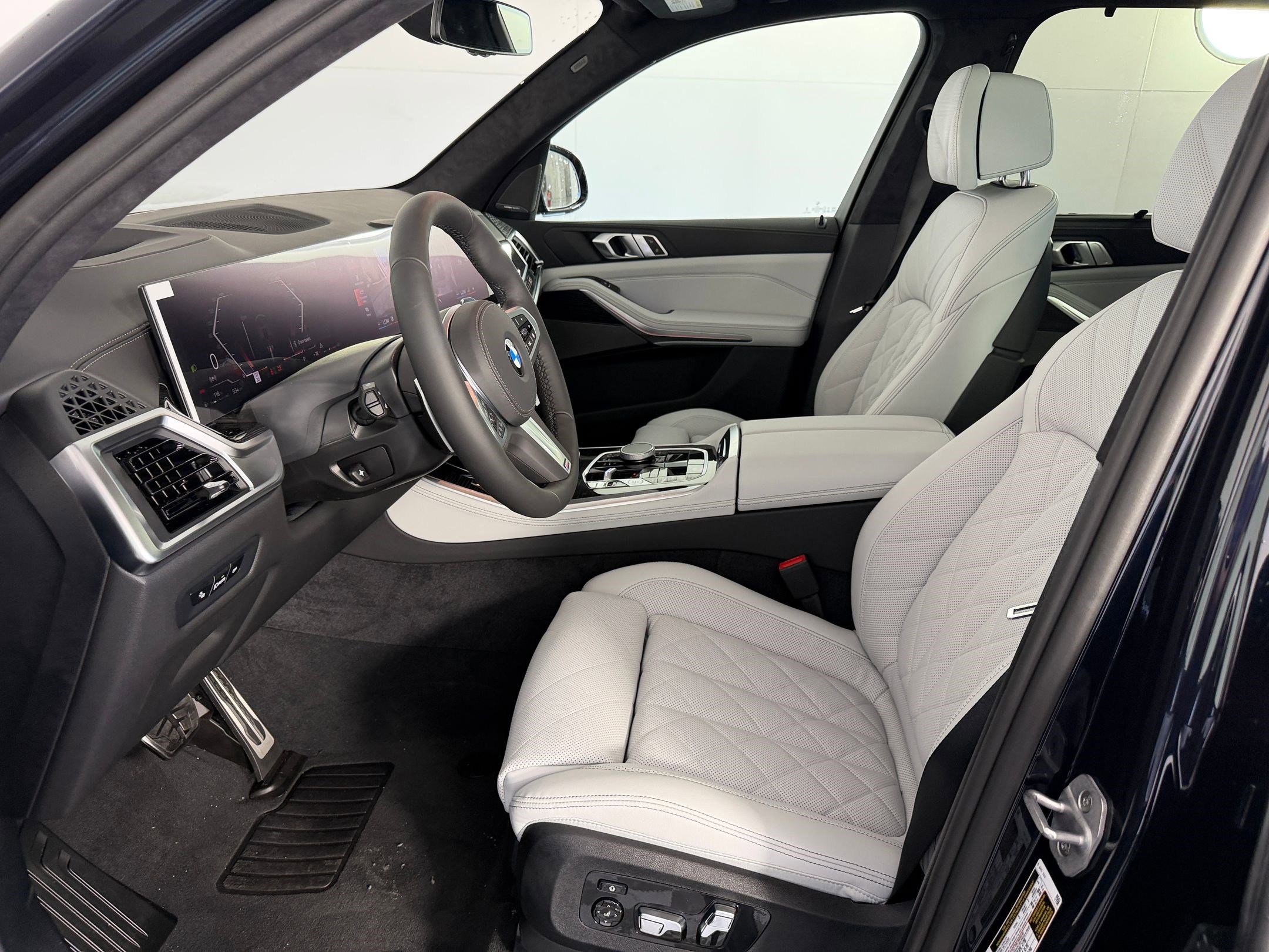 New 2026 BMW X5 xDrive40i w/ M Sport Package AWD/4WD image 5