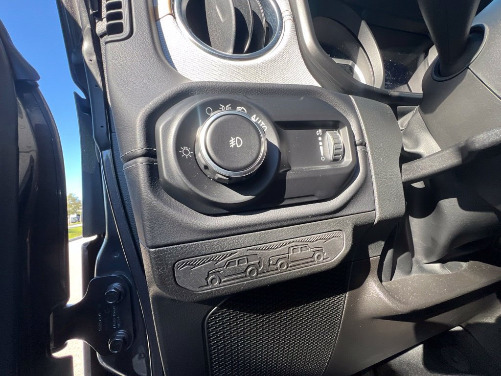 Certified 2025 Jeep Wrangler Unlimited Sahara w/ Technology Group AWD/4WD image 33