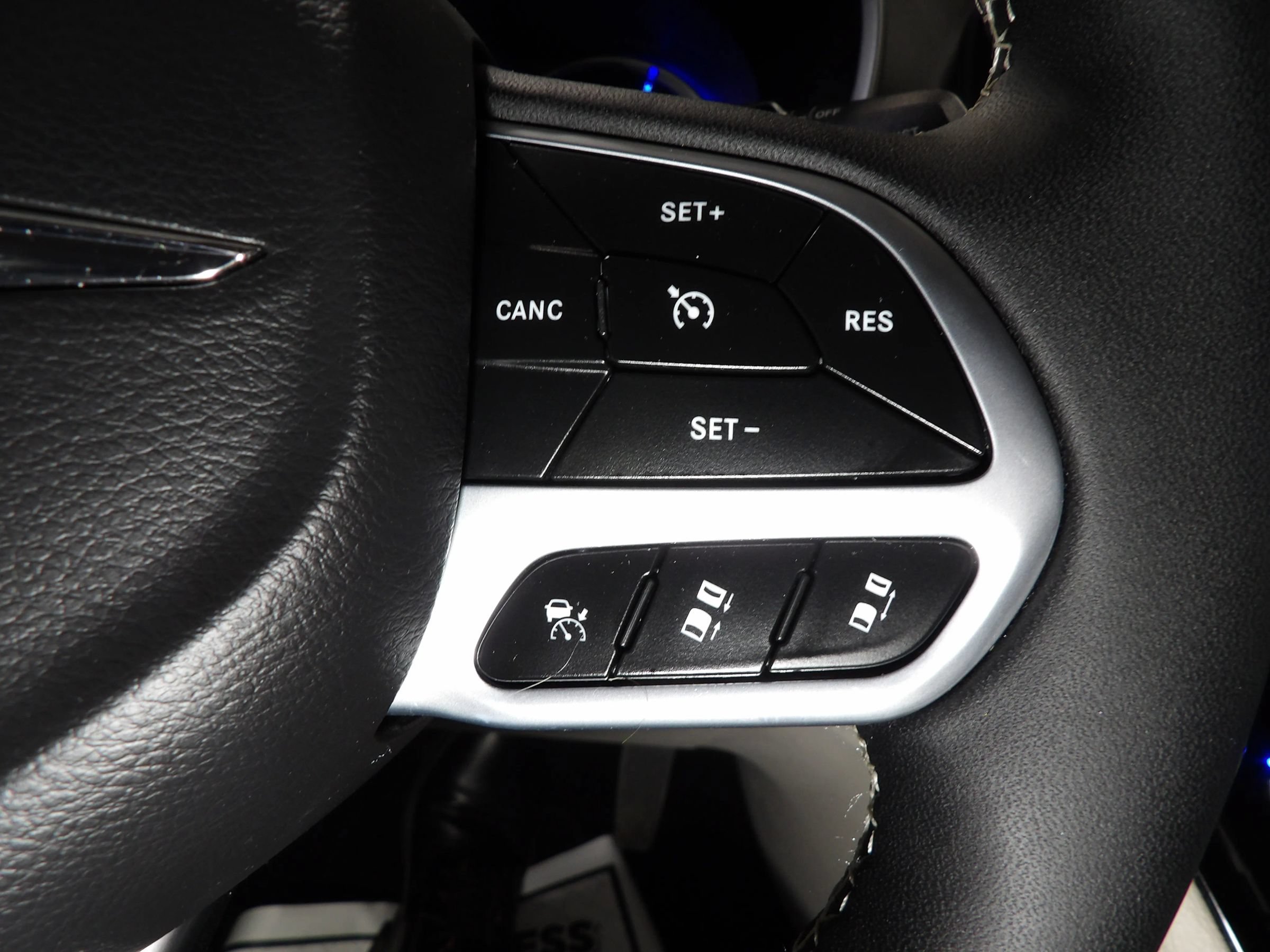 Used 2024 Chrysler Pacifica Limited FWD image 25