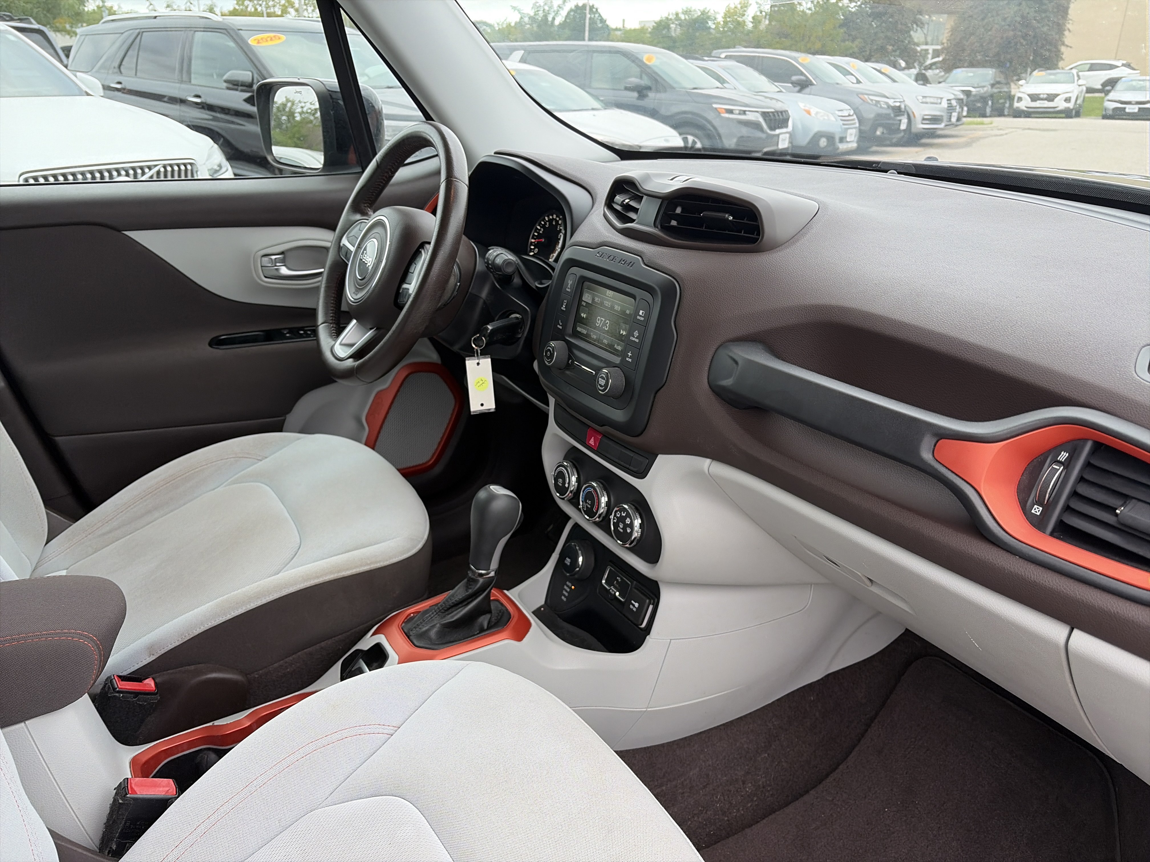 Used 2015 Jeep Renegade Latitude AWD/4WD image 14