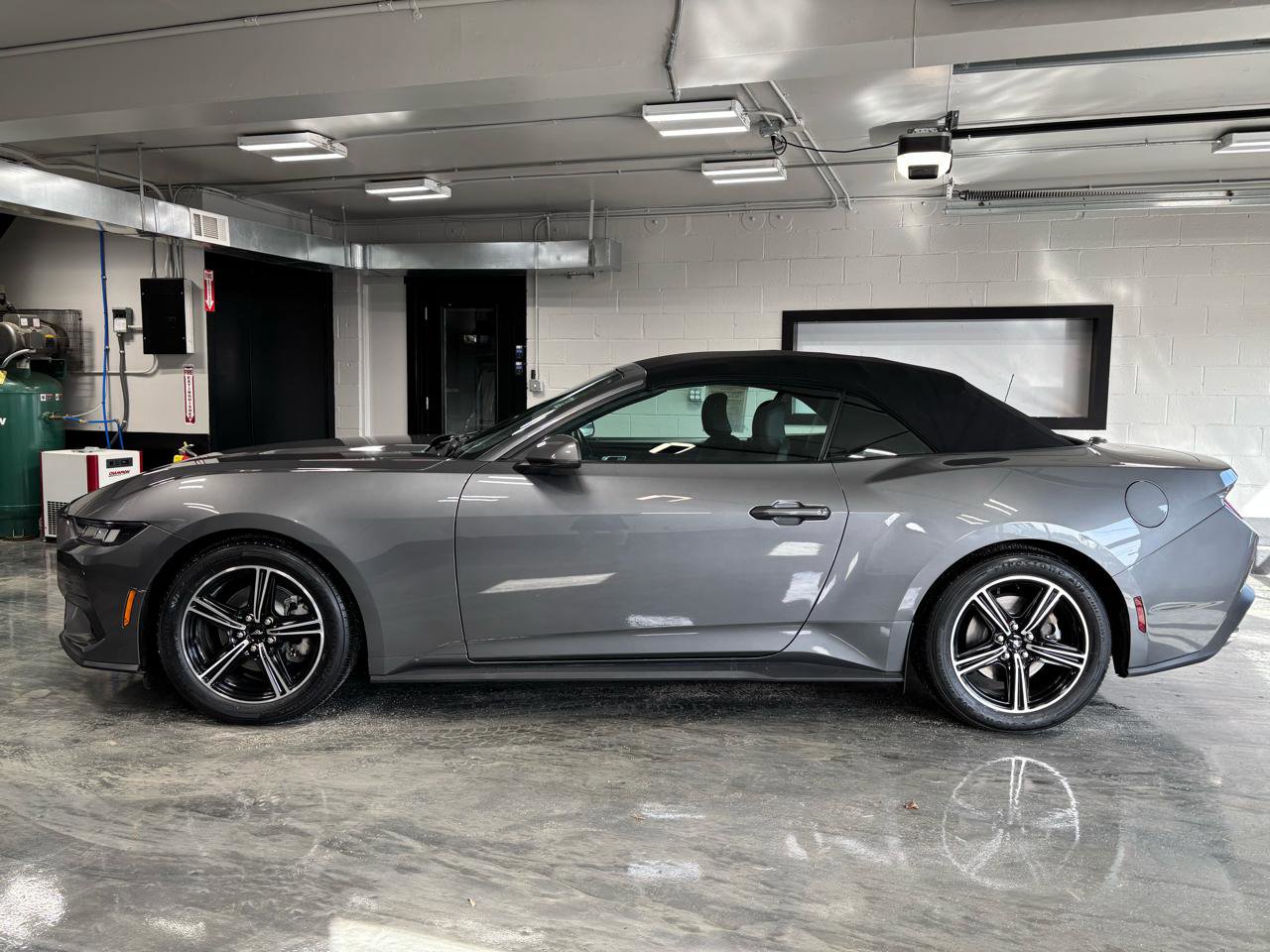 Used 2024 Ford Mustang Convertible image 6