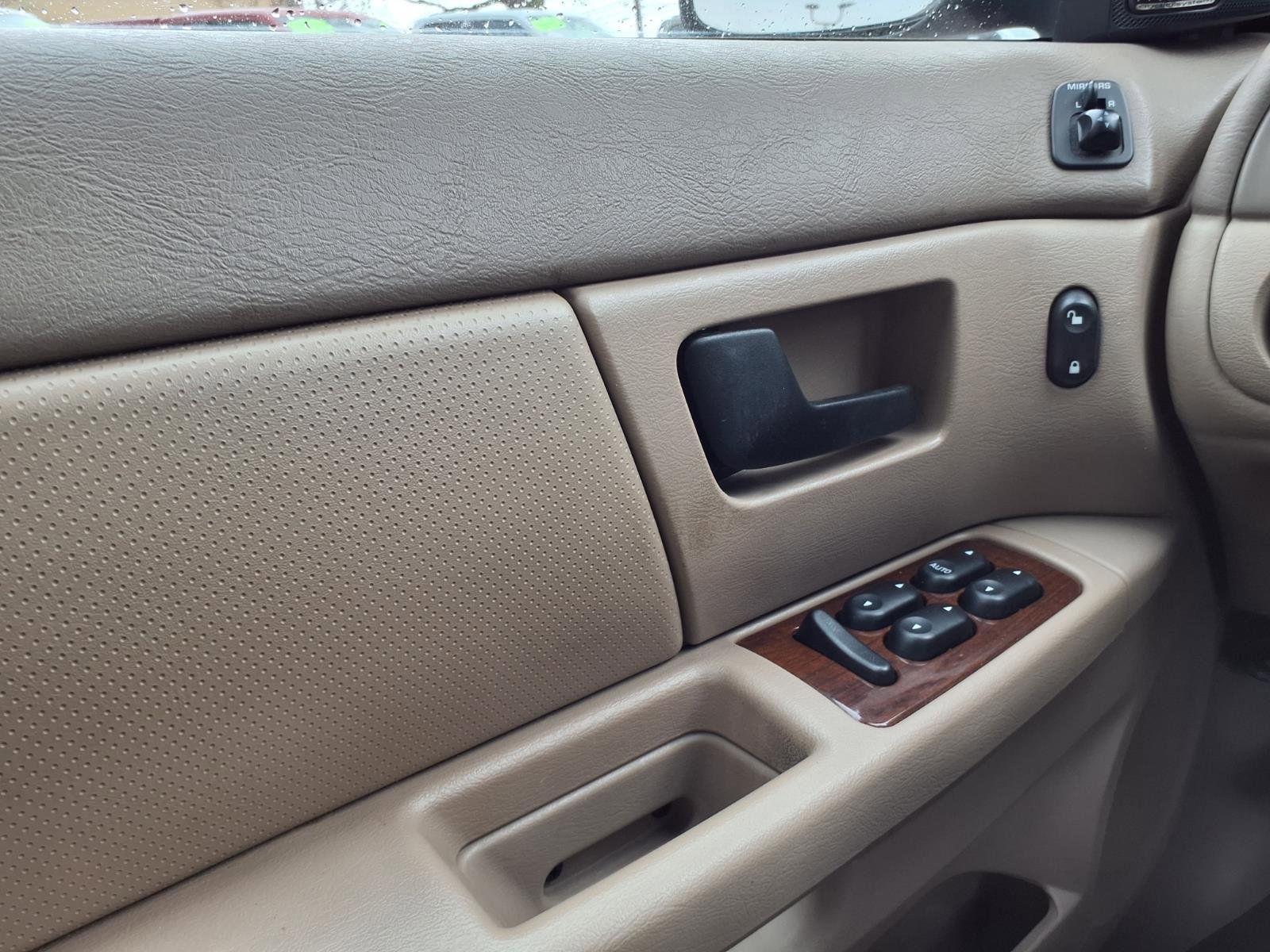 Used 2004 Ford Taurus SEL image 16