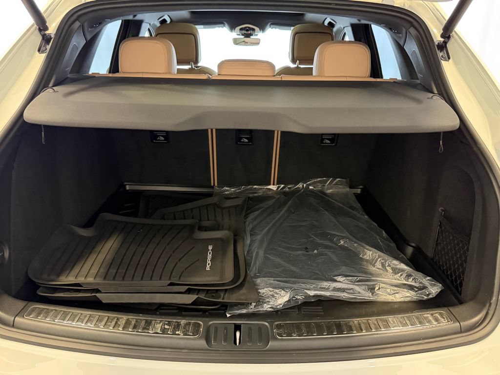 Certified 2023 Porsche Macan AWD/4WD image 28
