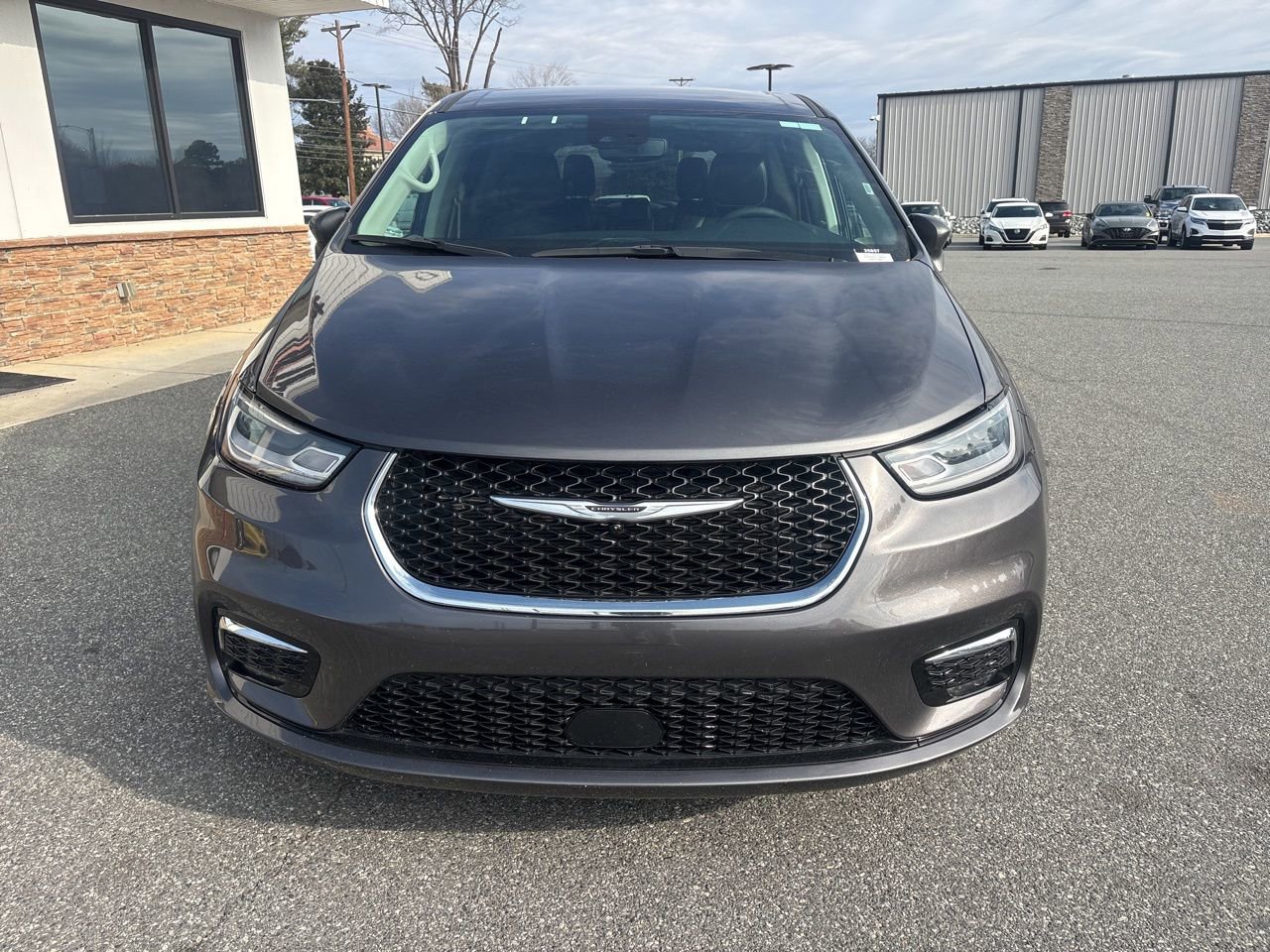 Used 2023 Chrysler Pacifica Touring-L image 9