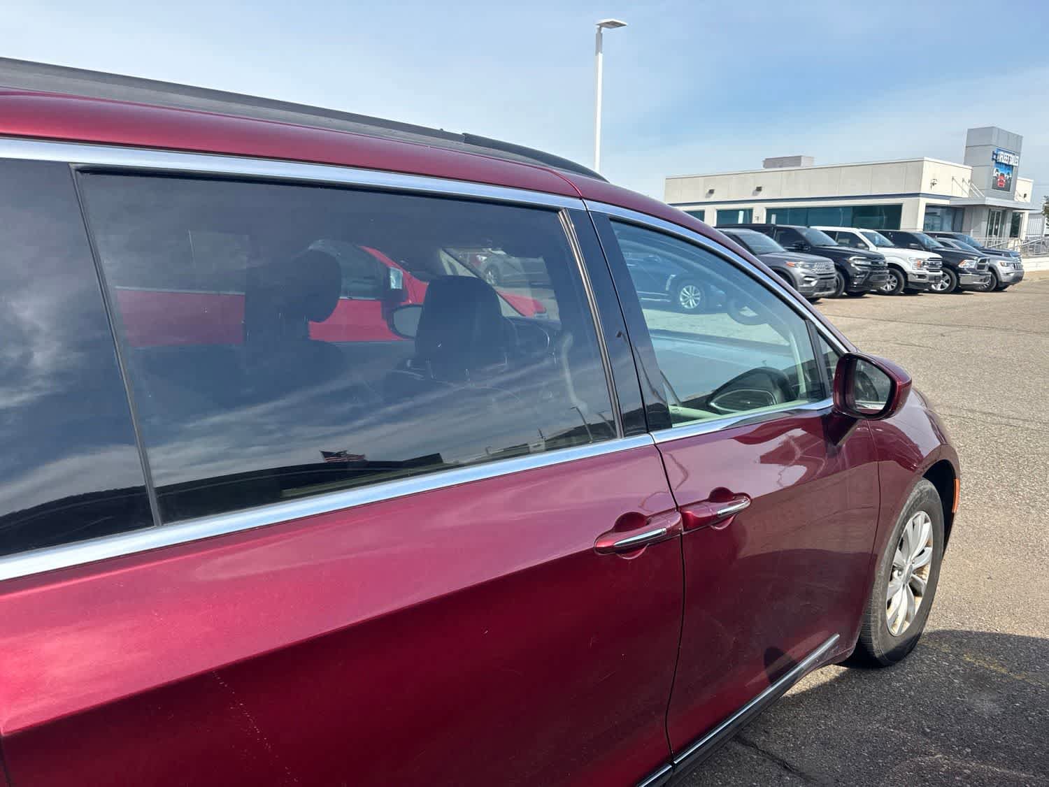 Used 2017 Chrysler Pacifica Touring-L FWD image 9