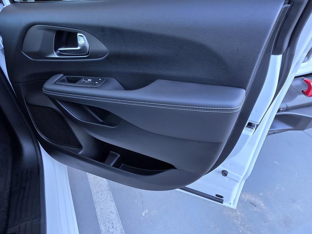 New 2026 Chrysler Pacifica Select image 40