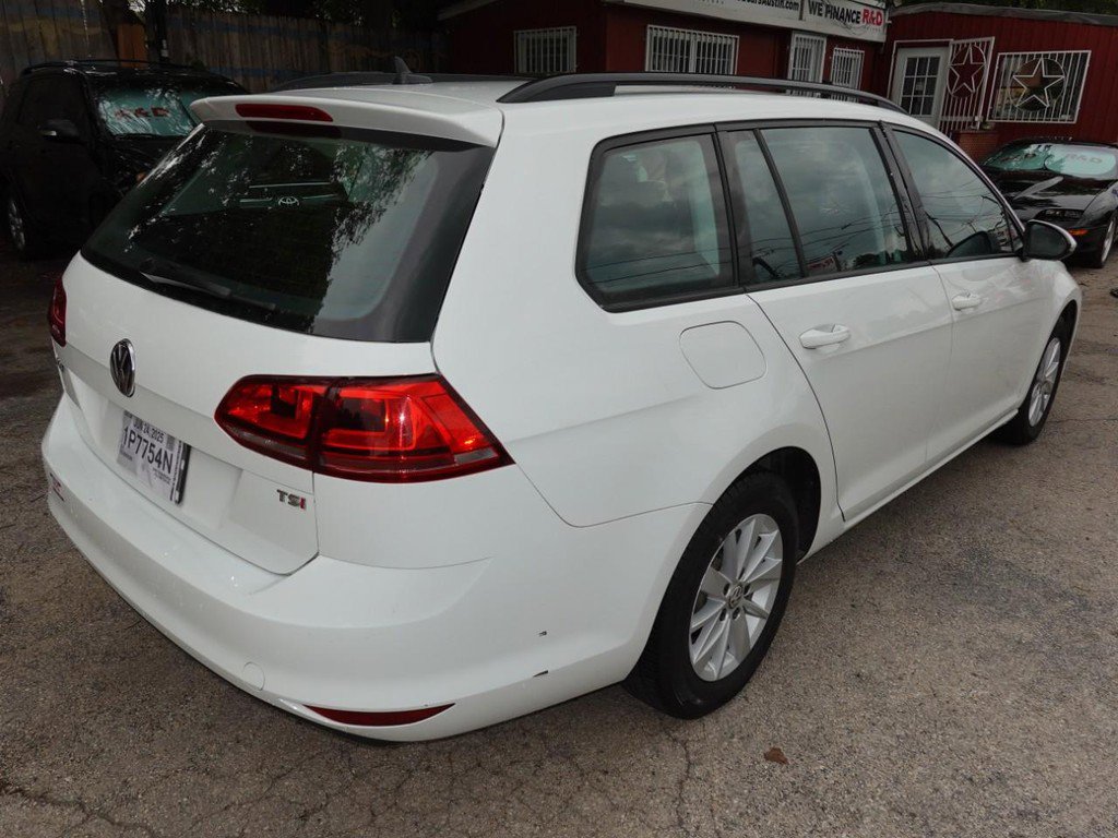 Used 2017 Volkswagen Golf S image 7