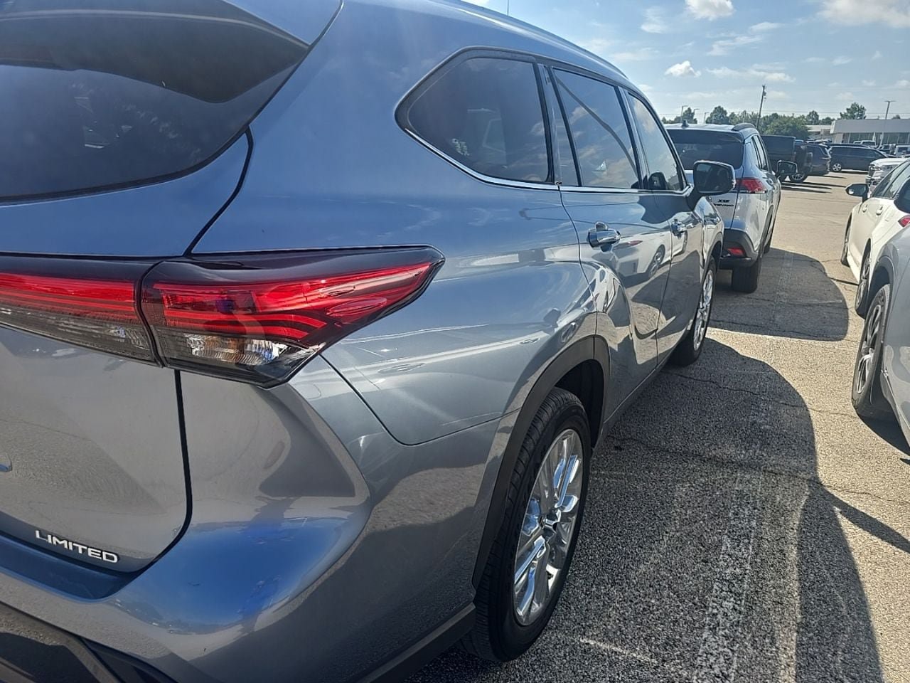 Used 2023 Toyota Highlander Limited FWD image 5
