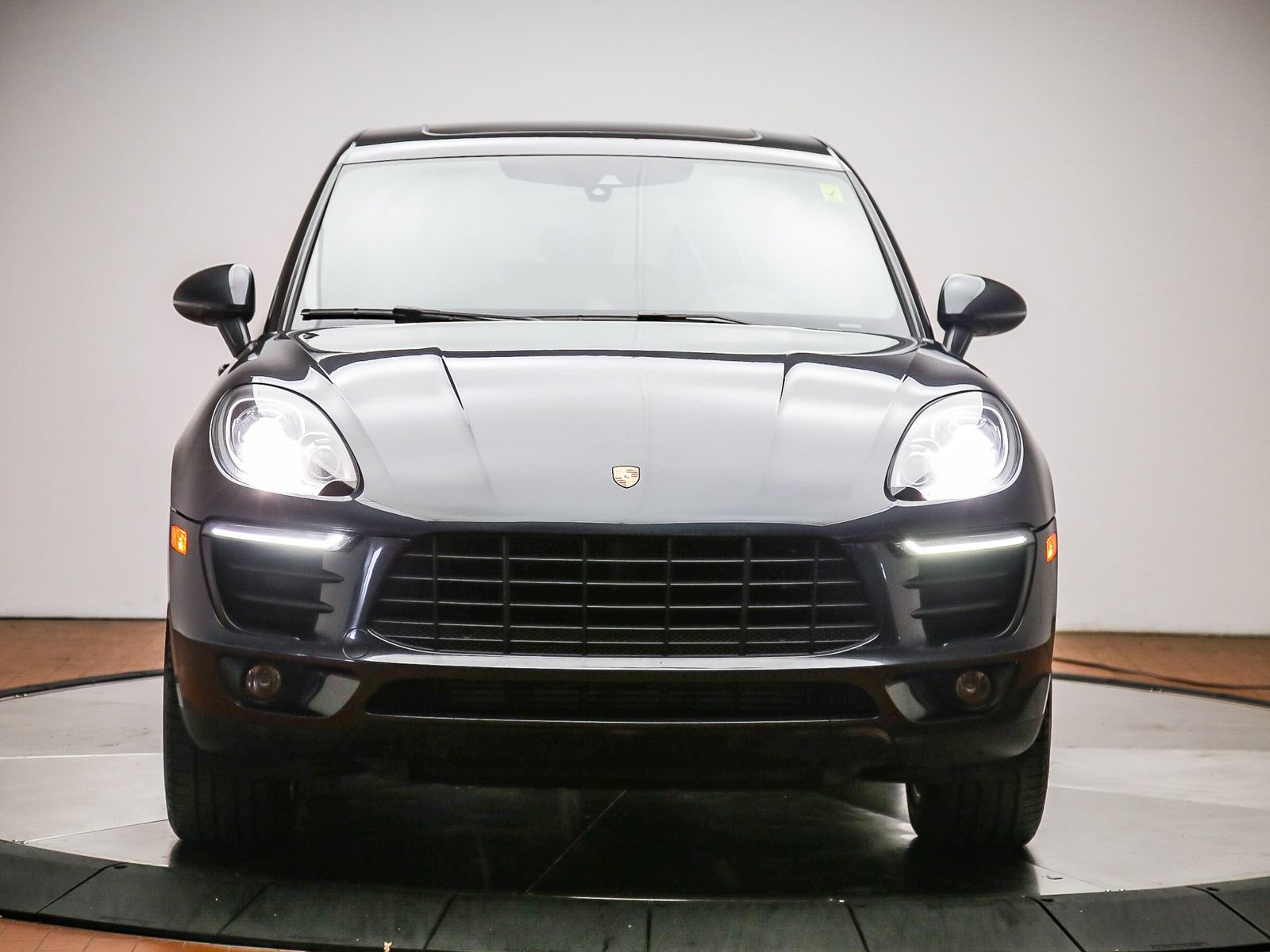 Certified 2017 Porsche Macan AWD/4WD image 9