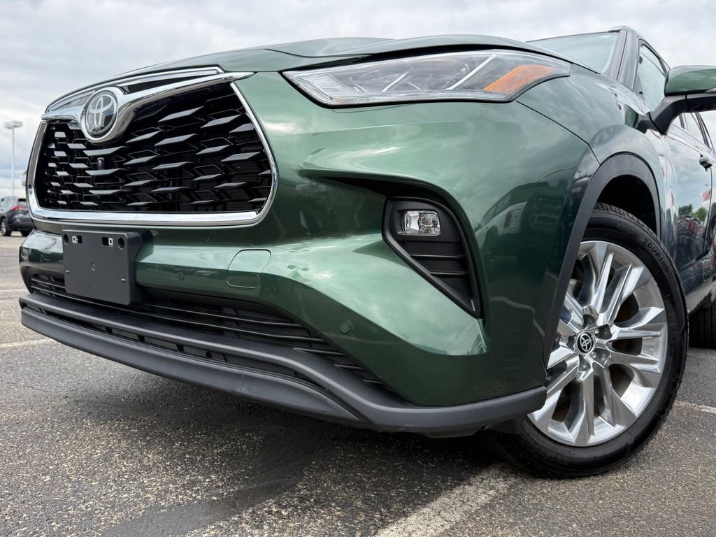 Used 2024 Toyota Highlander Limited AWD/4WD image 30