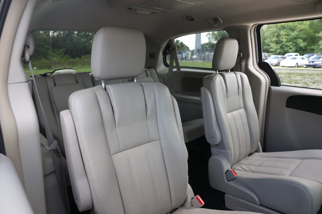 Used 2013 Chrysler Town & Country Touring FWD image 14